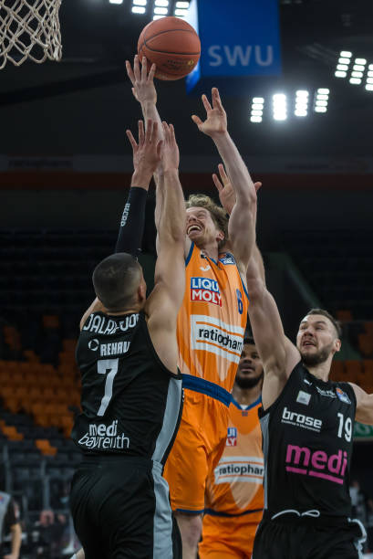 后防线显然 后防线显然