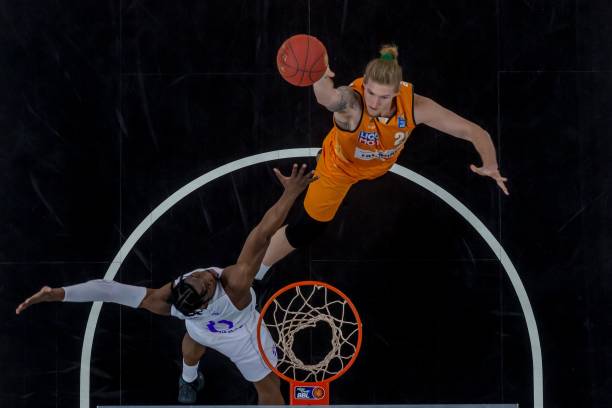 境中奋勇拼 境中奋勇拼